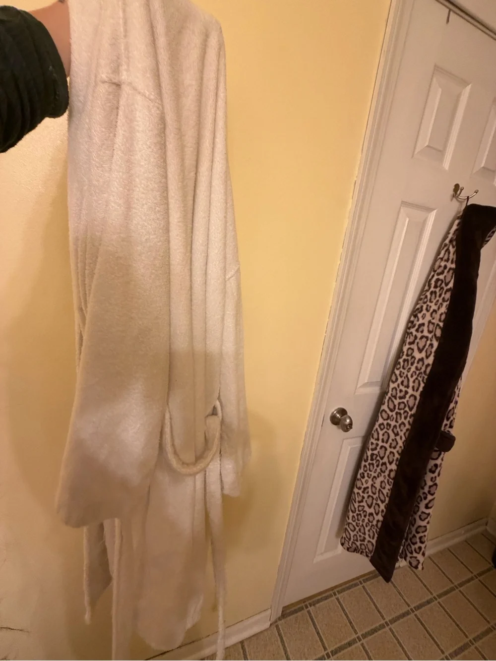 Luxury Embroidered 'Mrs.' White Bath Robe - Classic Monogram